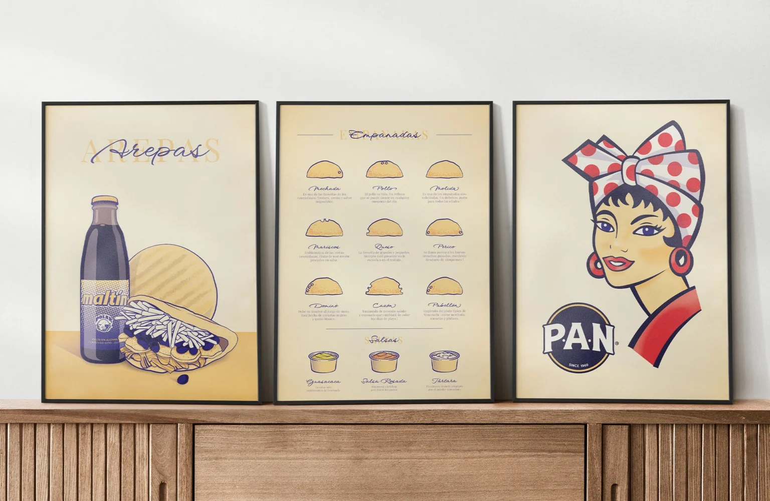 Affiches imprimées et encadrées dans un salon